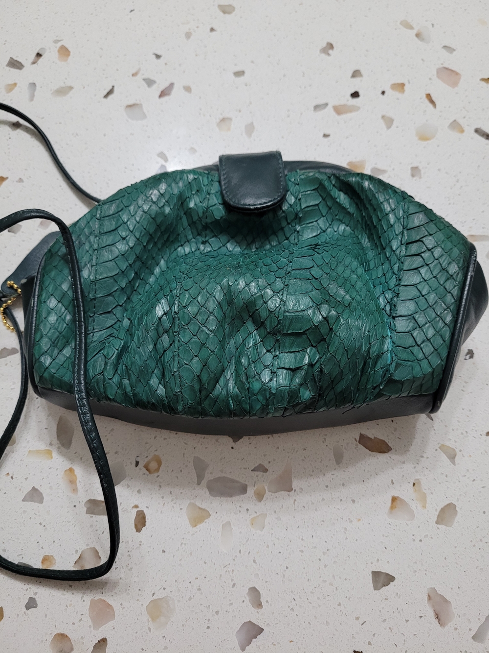 Vintage Green Textured Crossbody Bag - Elegant Python-Style Finish